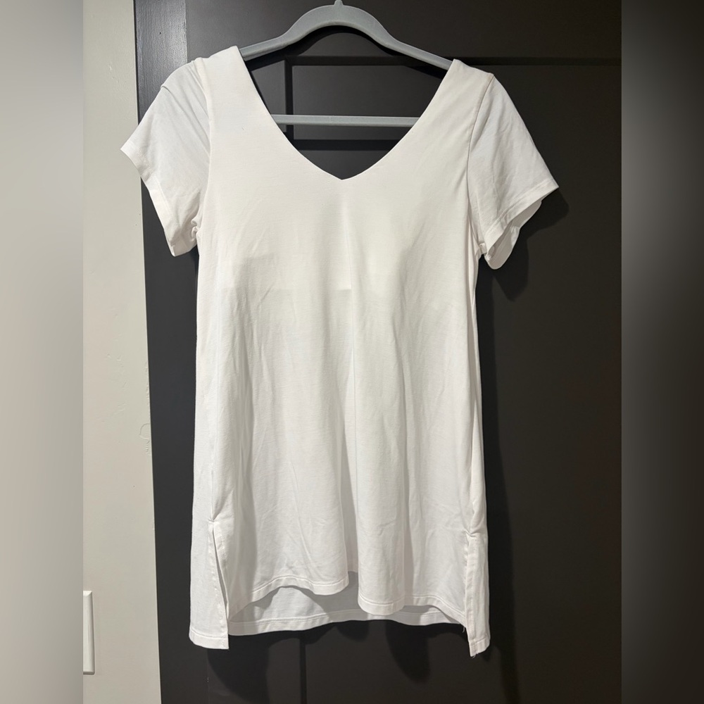 Athleta built in bra Women's White V-Neck Short Sleeve Top medium